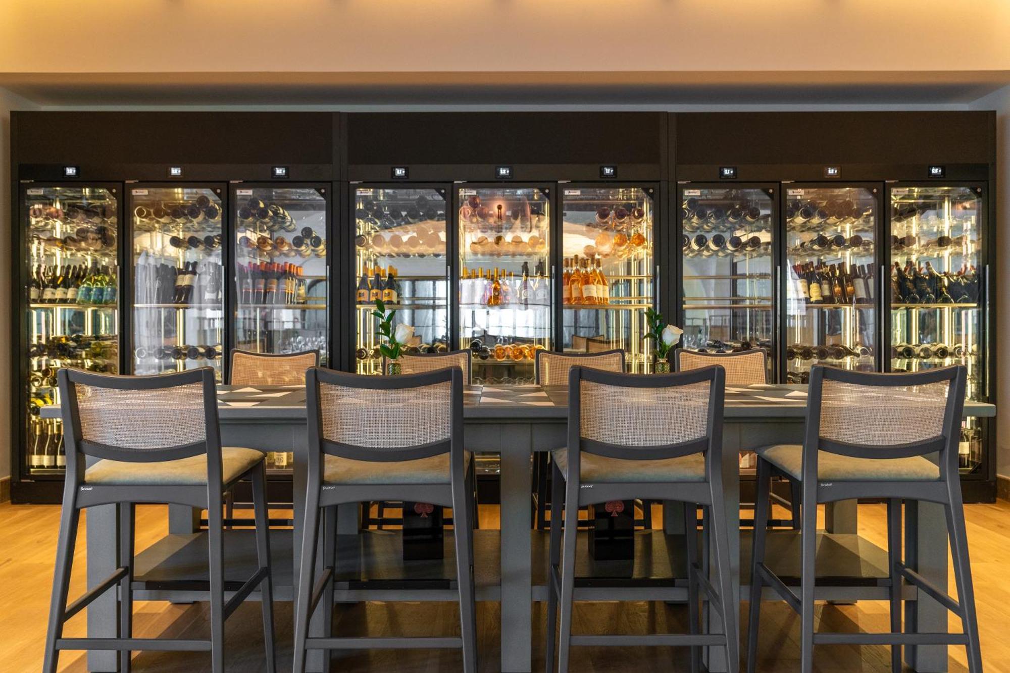 City Of Dreams Mediterranean - Integrated Resort, Casino & Entertainment Limassol Kültér fotó The bar at the restaurant