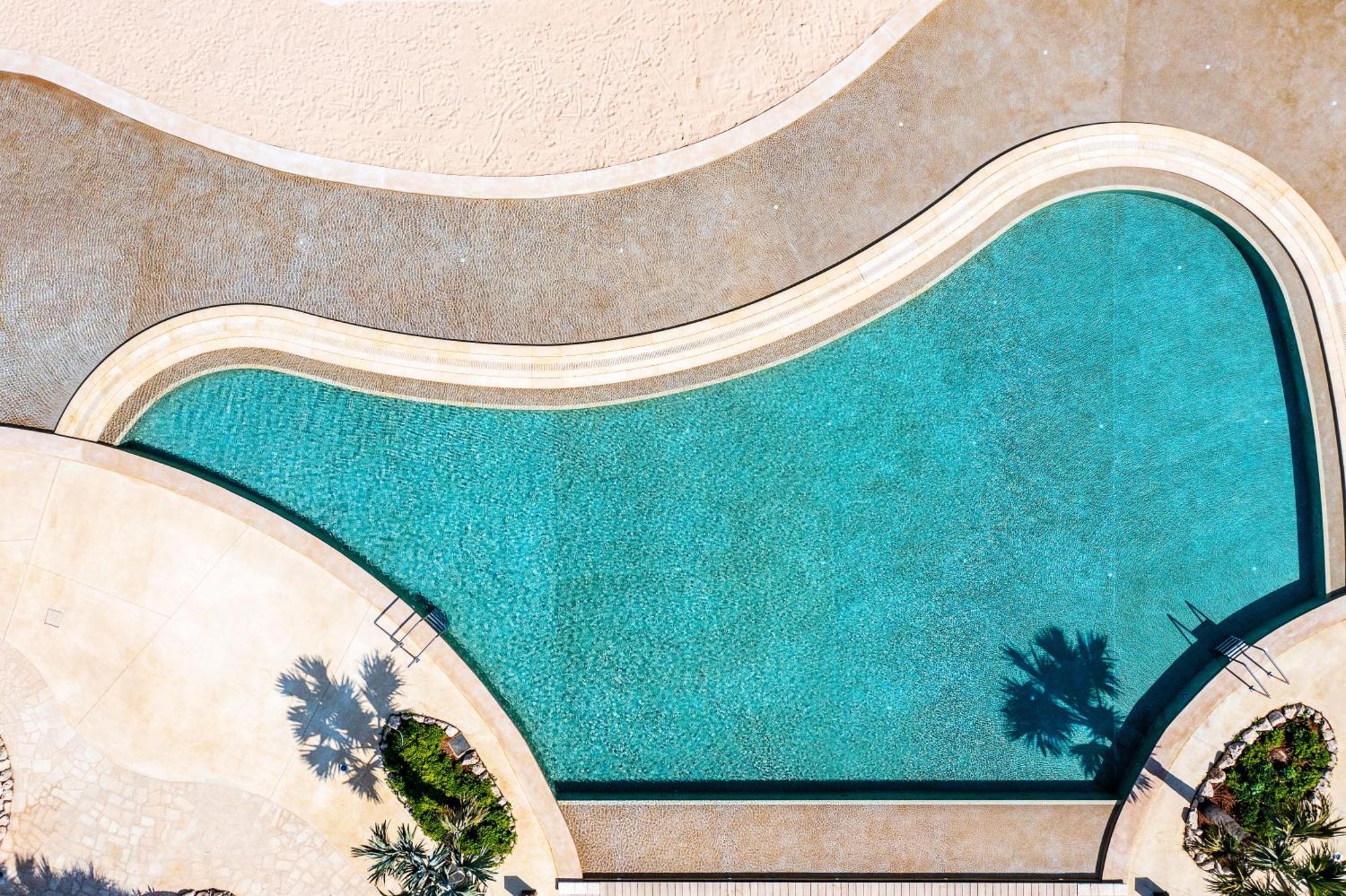 City Of Dreams Mediterranean - Integrated Resort, Casino & Entertainment Limassol Kültér fotó Aerial view of a swimming pool