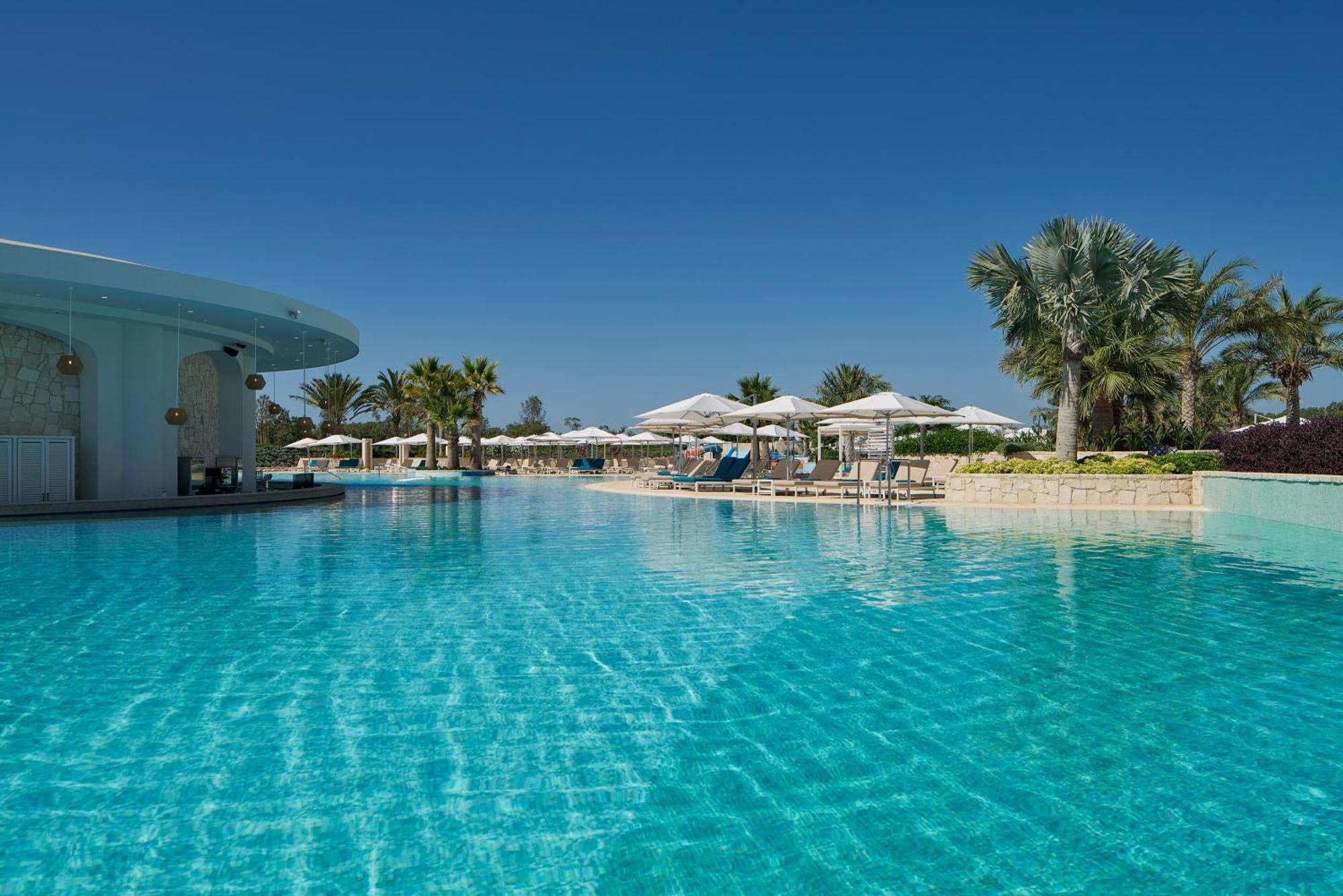 City Of Dreams Mediterranean - Integrated Resort, Casino & Entertainment Limassol Kültér fotó The swimming pool at the resort