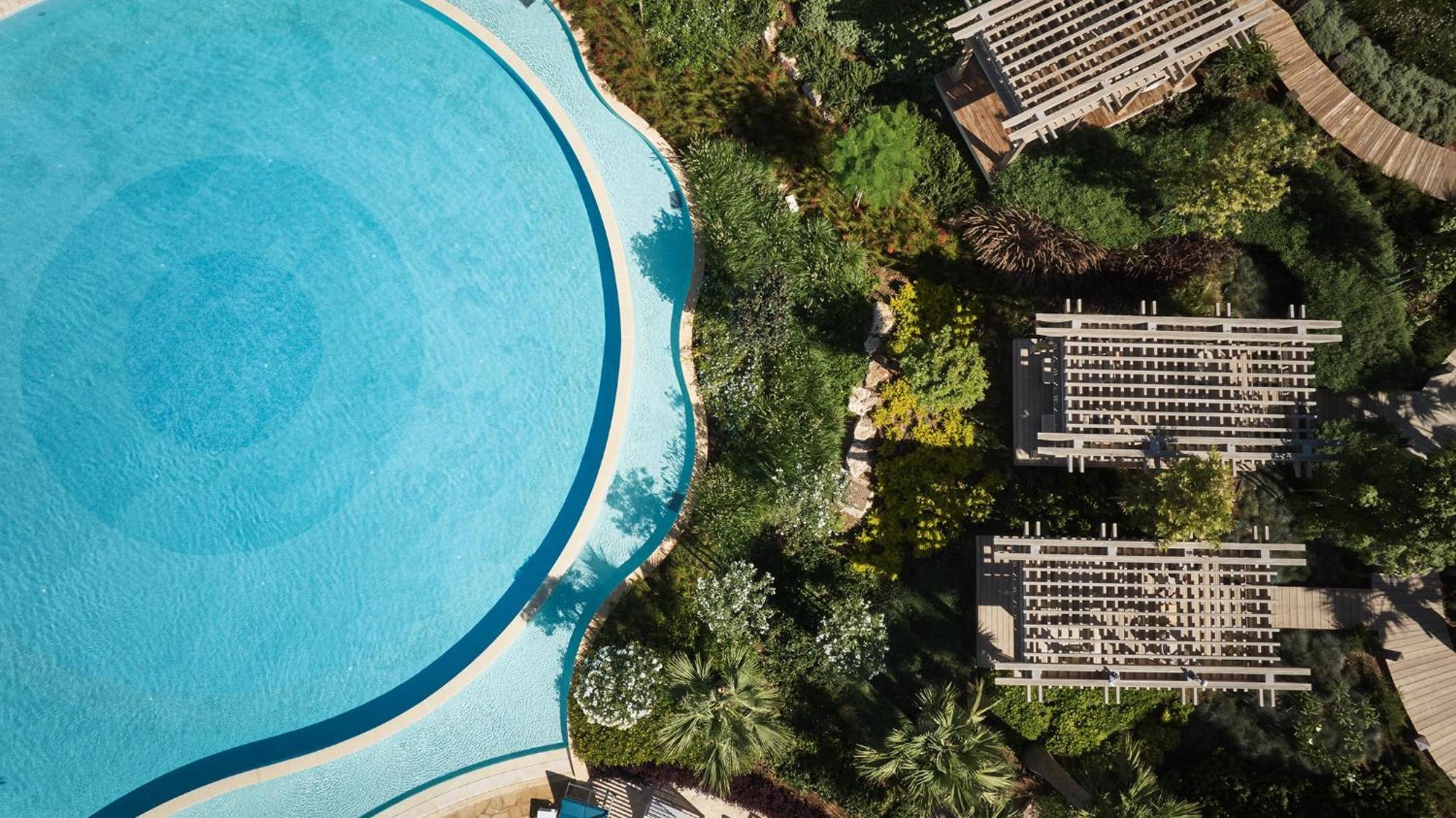 City Of Dreams Mediterranean - Integrated Resort, Casino & Entertainment Limassol Kültér fotó Aerial view of the pool