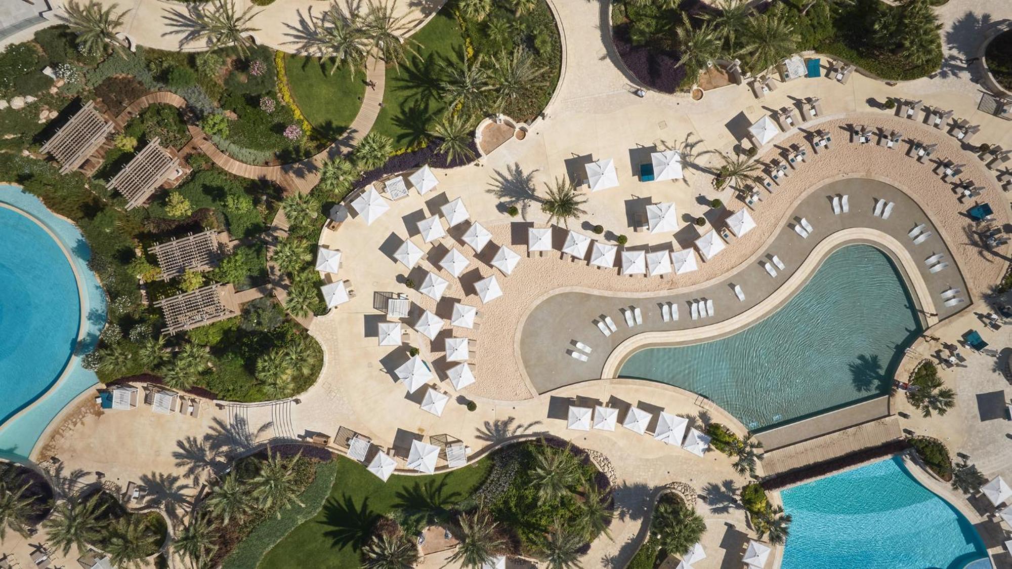 City Of Dreams Mediterranean - Integrated Resort, Casino & Entertainment Limassol Kültér fotó Aerial view of the pool area