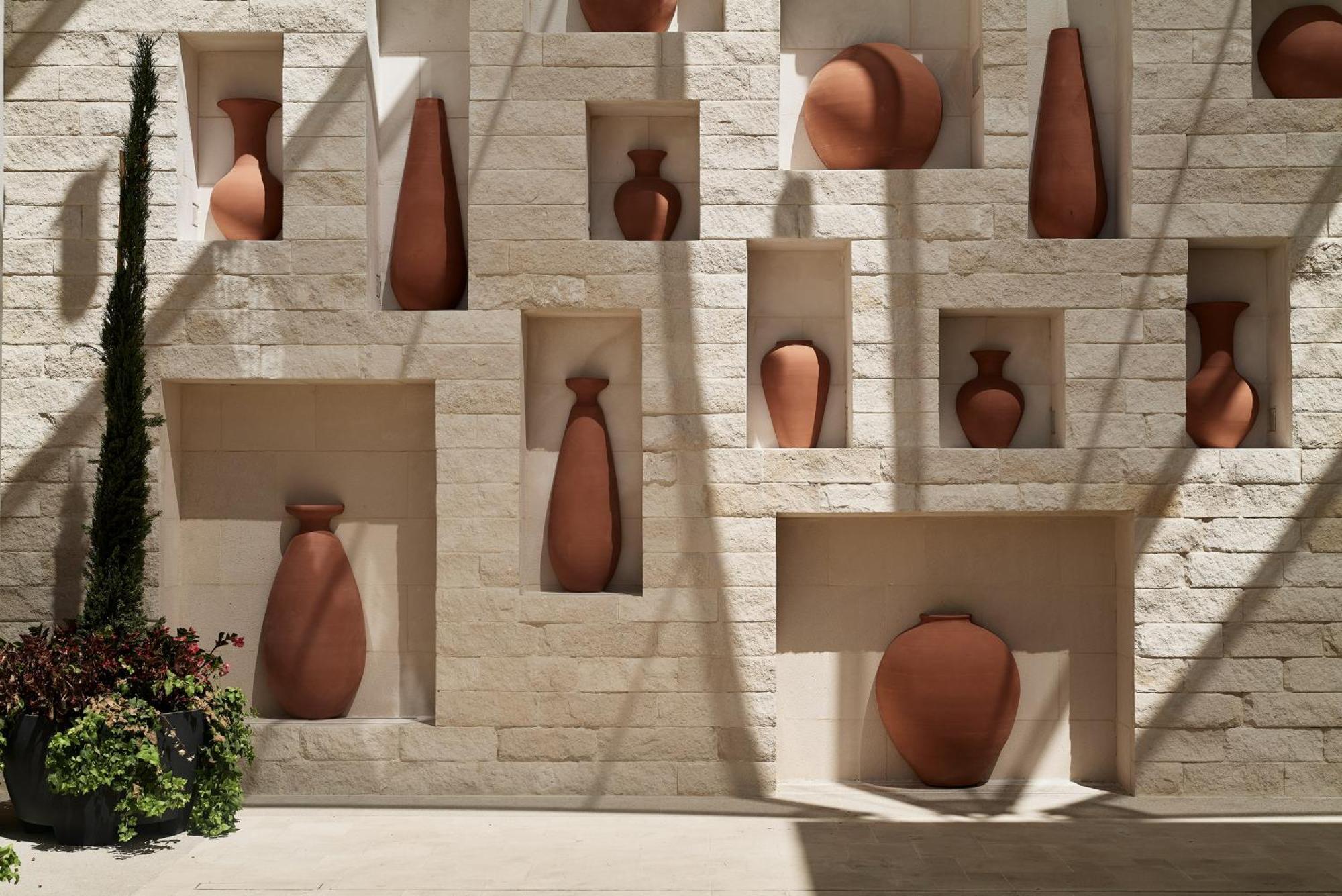 City Of Dreams Mediterranean - Integrated Resort, Casino & Entertainment Limassol Kültér fotó Terracotta vases at the entrance of the museum